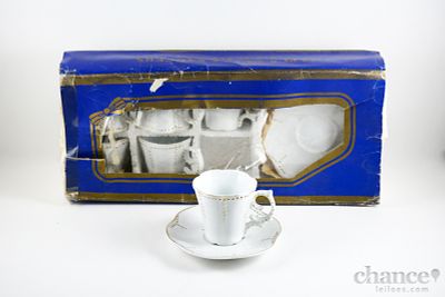 Set de 6 Ch&aacute;venas de Caf&eacute; com respectivos pires em Porcelana Chinesa decoradas a dourado. 