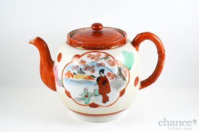 Bule antigo em Porcelana Oriental com decora&ccedil;&atilde;o policromada e reservas figurativas e floral. 