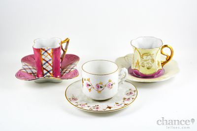 Tr&ecirc;s Ch&aacute;venas de Caf&eacute; antigas em Porcelana Europeia com diferentes decora&ccedil;&otilde;es policromadas e 