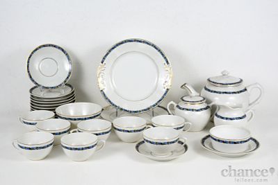 Servi&ccedil;o de Ch&aacute; em Porcelana da Vista Alegre com decora&ccedil;&atilde;o floral policromada e dourada. 