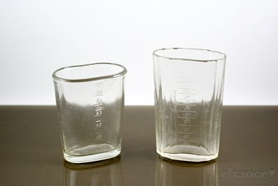 Dois Medidores vintage em Vidro. Alt. 9 e 10,5cm