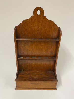 An 18th century Welsh oak spoon rack