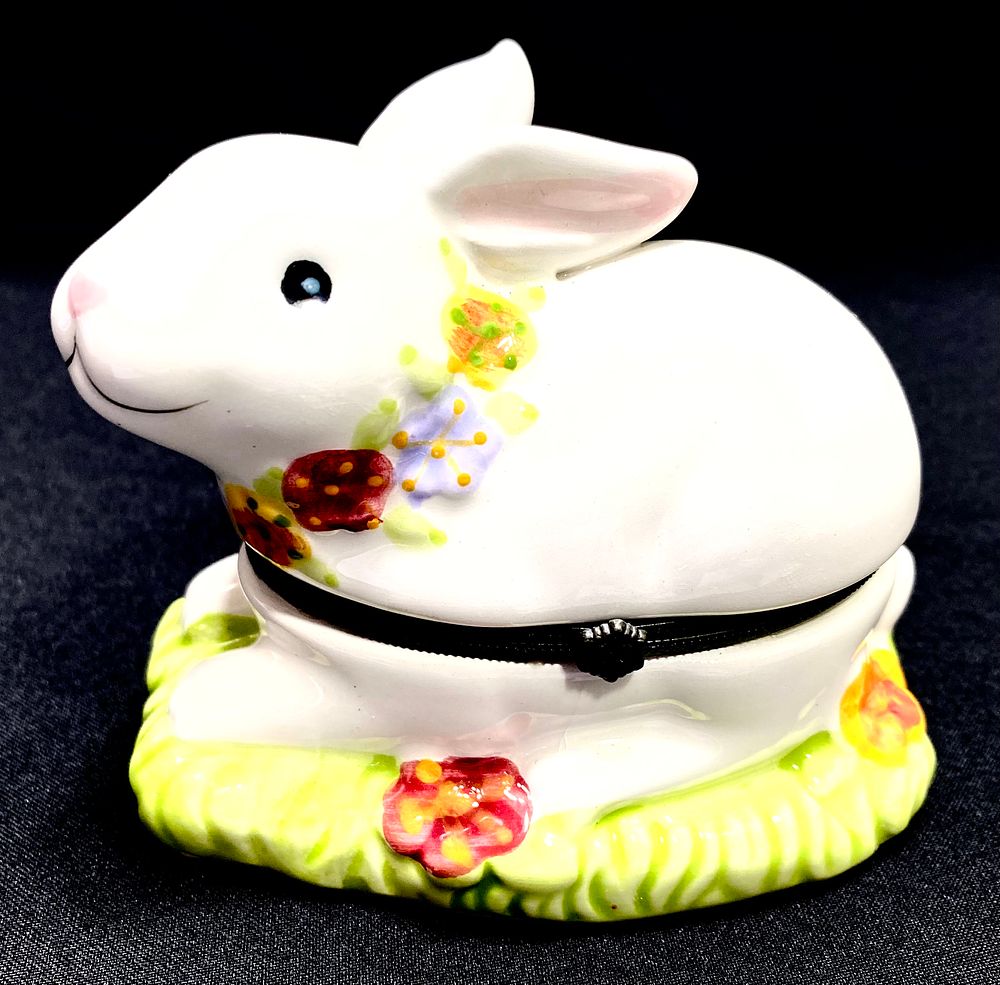 קופסת תכשיטים 
BANNY TRINKET BOX
תוצרת CRACKER BARREL
באריזה מקורית, 10X8X7 ס"מ