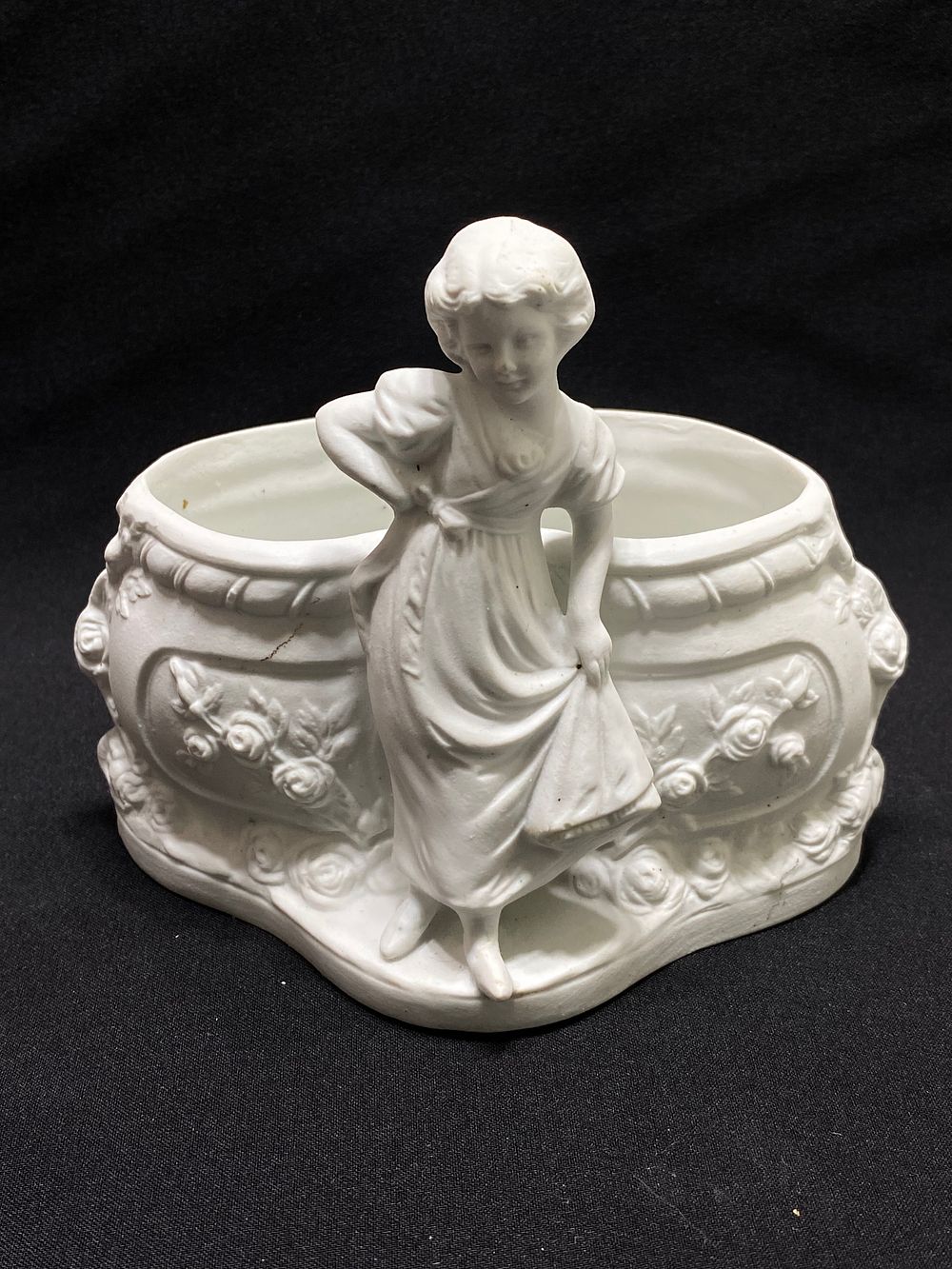 VTM PORCELAINE DE FRANCE
פסלון פורצלן משולב כלי לעציץ, ביסקוויט , חתום, 14X12X8