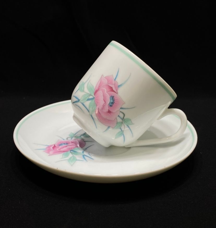 ספל ותחתית למוקו, וינטאג' אלגנטי תוצרת 
LIMOGES FINE BONE FRANCE PORCELAINE
ציור עבודת יד 