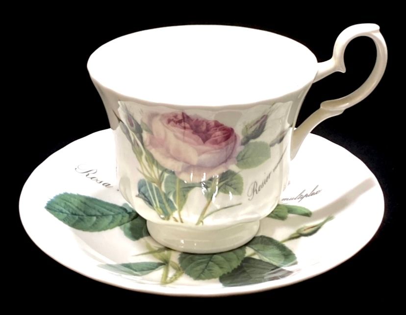 ספל ותחתית פורצלן וינטאג' תוצרת
REDOUTE ROSES ROY KIRKHAM FINE BONE ENFLAND PORCELAINE' 1996