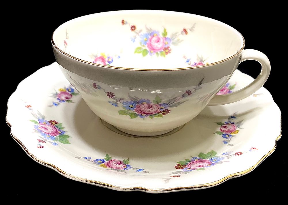 SELTMANN WEDEN FINE BONE GERMANY PORZELLAN
ספל ותחתית פורצלן 1921-1930, חתום, ציור עבודת יד 