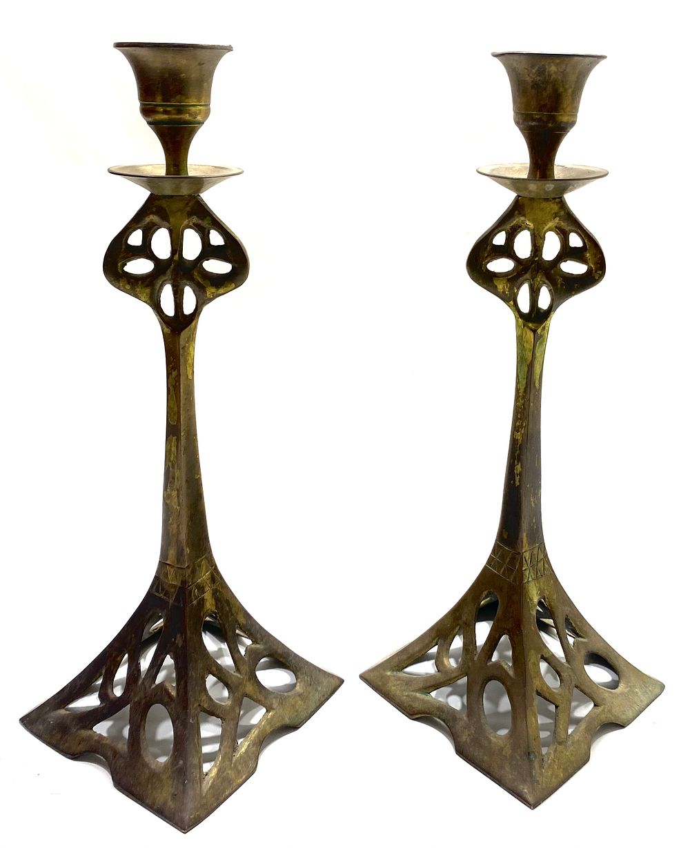 צמד פמוטי ברונזה/פליז
ארט דקו 1920-1930 בקירוב
עבודת חוסר אלגנטית, גובה 24 ס"מ