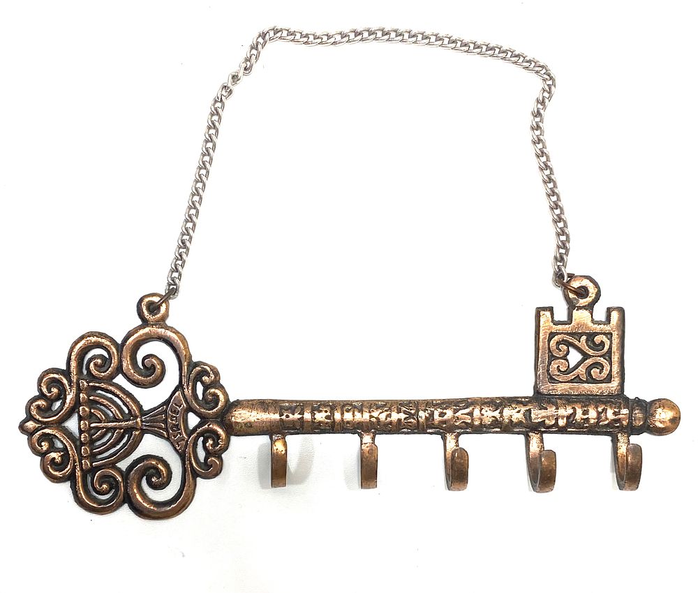 מתלה 5 ווים, נחושת עם עבודת חריטה יפה, ישראליינה שנות ה-70, חתום, שארית מס קניה, שרשרת מותאמת 