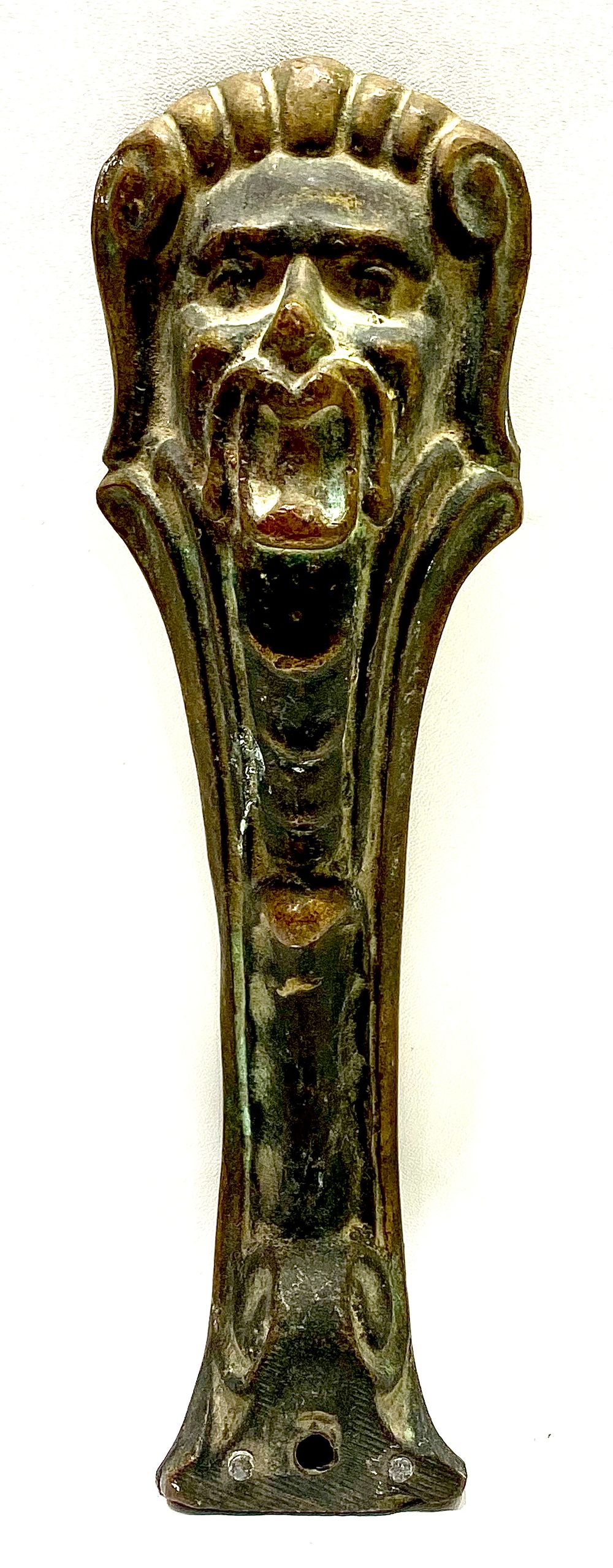 ידית ברונזה לדלת כניסה, ישן עד עתיק, בצורת ראש אריה, אורך 20.5 ס"מ, עבודת בלט אלגנטית