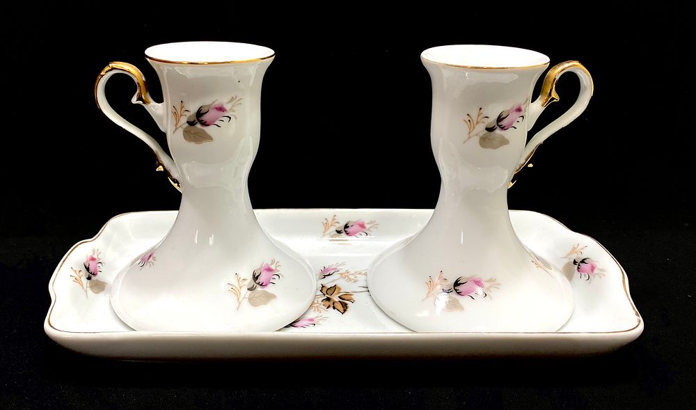 SHNTOU CHINA PORZELLAN
צמד פמוטים על מגש ייעודי תואם, פורצלן, וינטאג', גובה פמוטים - 10 ס"מ 