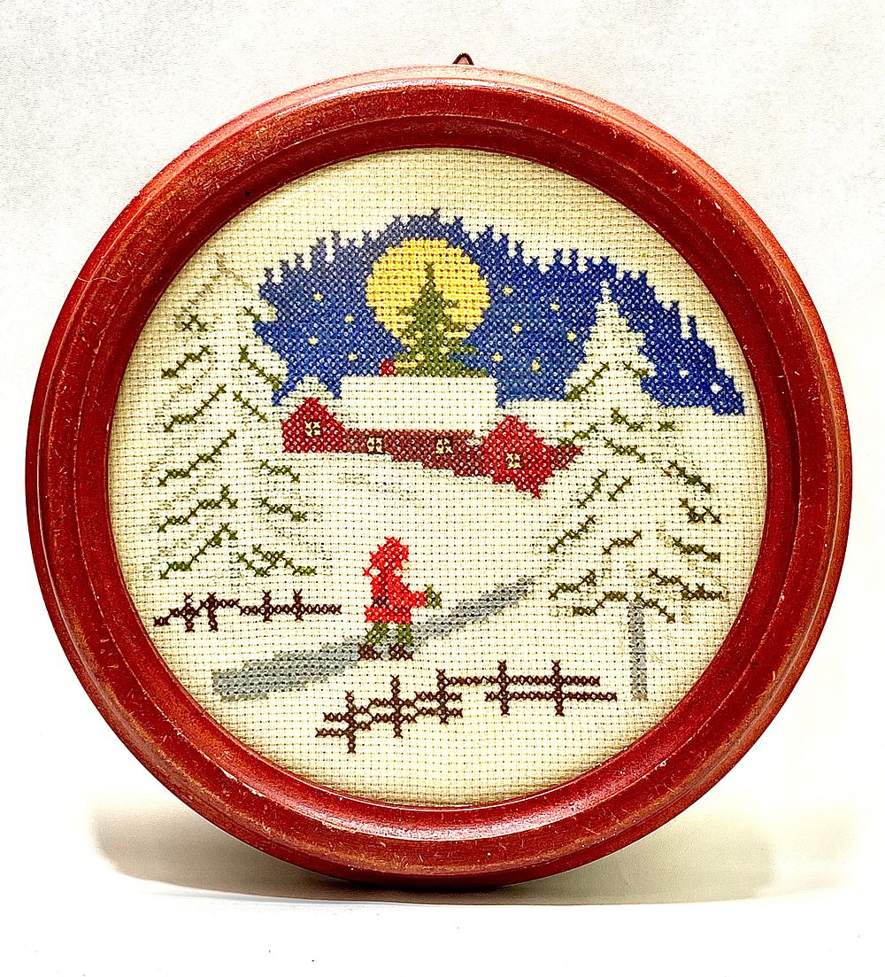 עבודת רקמה מקסימה ומקצועית במסגרת עת עגולה עם זכוכית, קוטר 24 ס"מ, וינטאג'