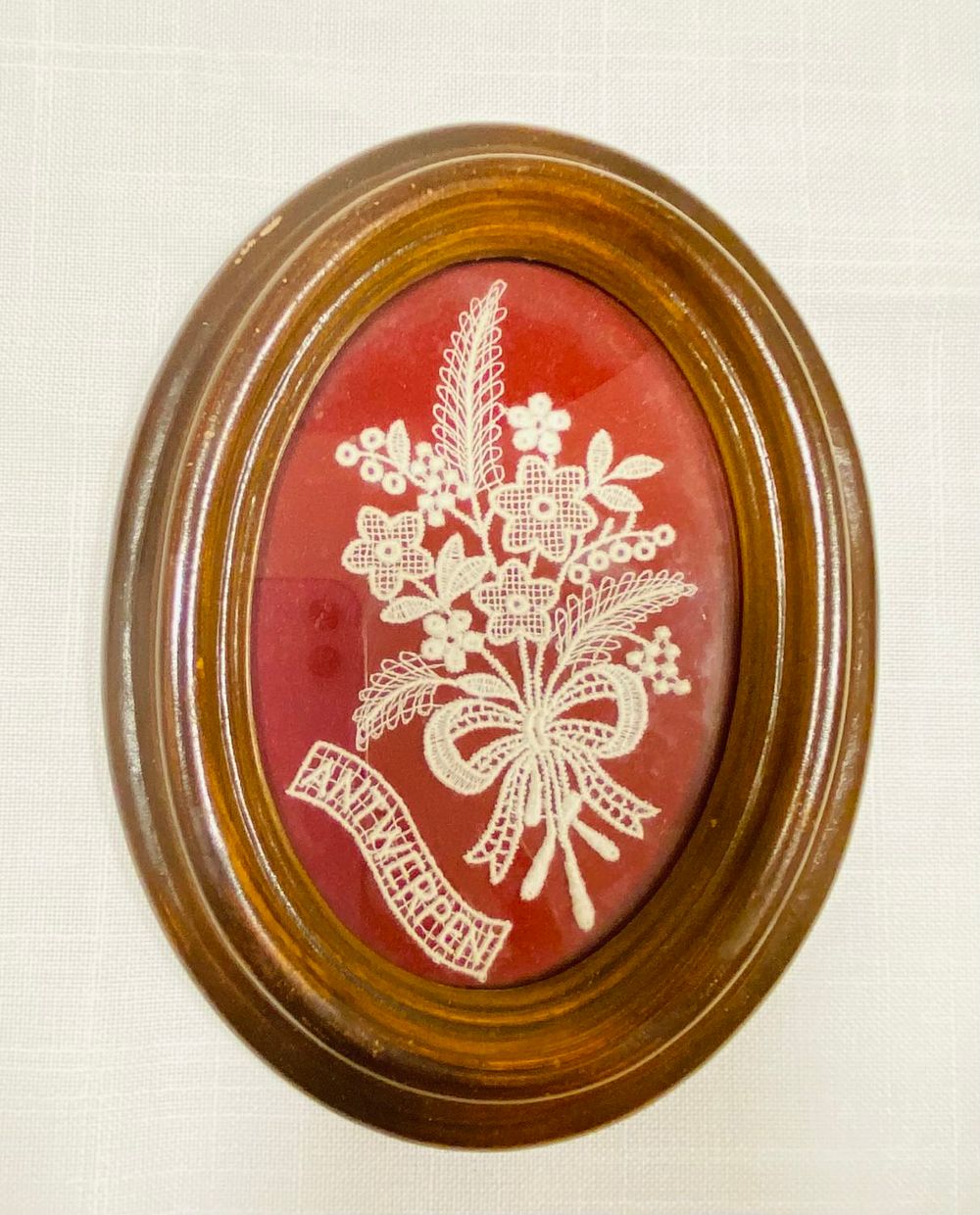 רקמה נאה נתונה במסגרת עם זכוכית 12X16 ס"מ