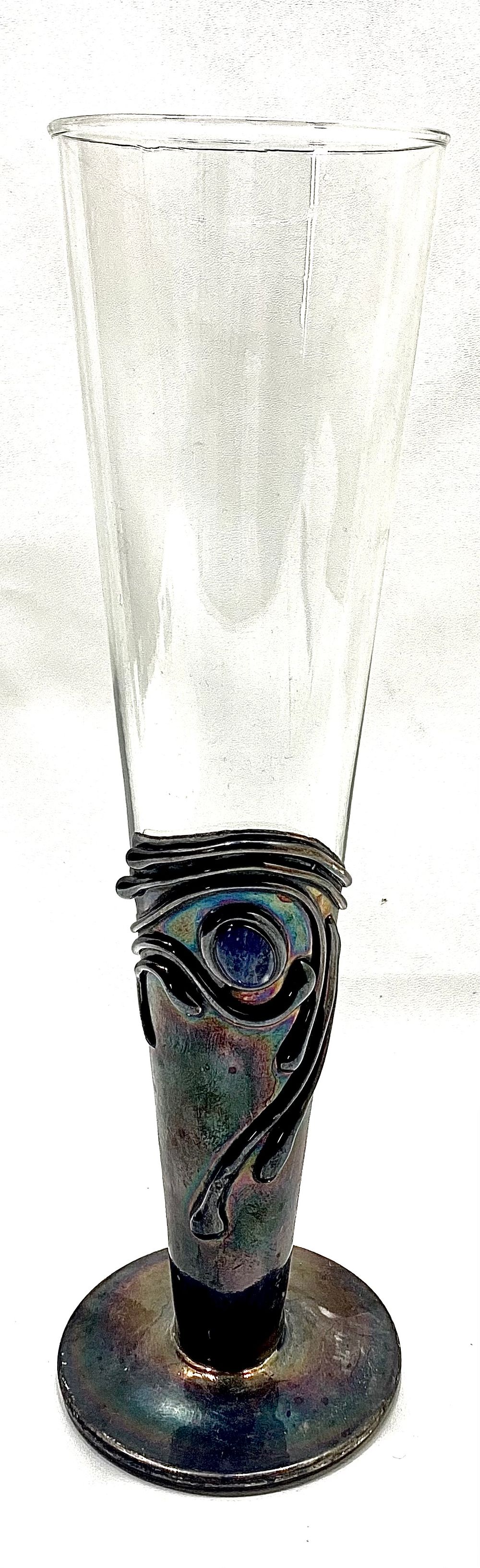 KING SOLOMON FINDS
אגרטל בצורת גביע תוצרת ישראל, זכוכית אומנותית דקה בשילוב כסף 925 עם שיבוץ 