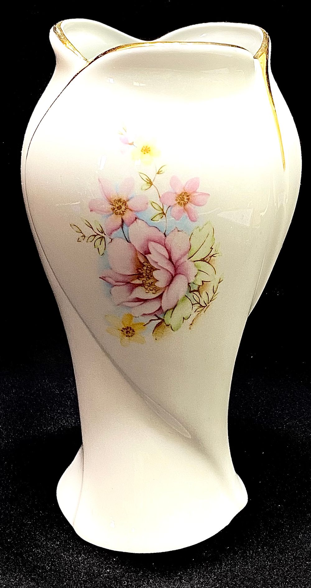 אגרטל פורצלן וינטאג', דקאלים ומגיעות זהב, חתום, גובה 18.5 ס"מ