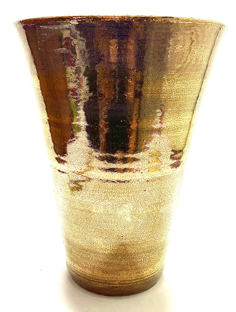 כד קרמיקה גדול ממדים, תוצרת איתן גרוס (איתן יפו) חתום, זיגוג זהב, גובה 29 ס"מ, קוטר עליון 22.5 