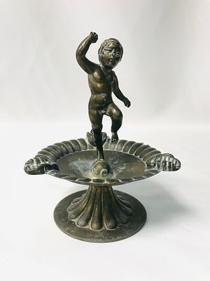 מאפרת ברונזה ישנה, מעוצבת בצורת מזרקה ובמרכזה דמות ילד, סגנון ויקטריאני, גובה 16 ס"מ