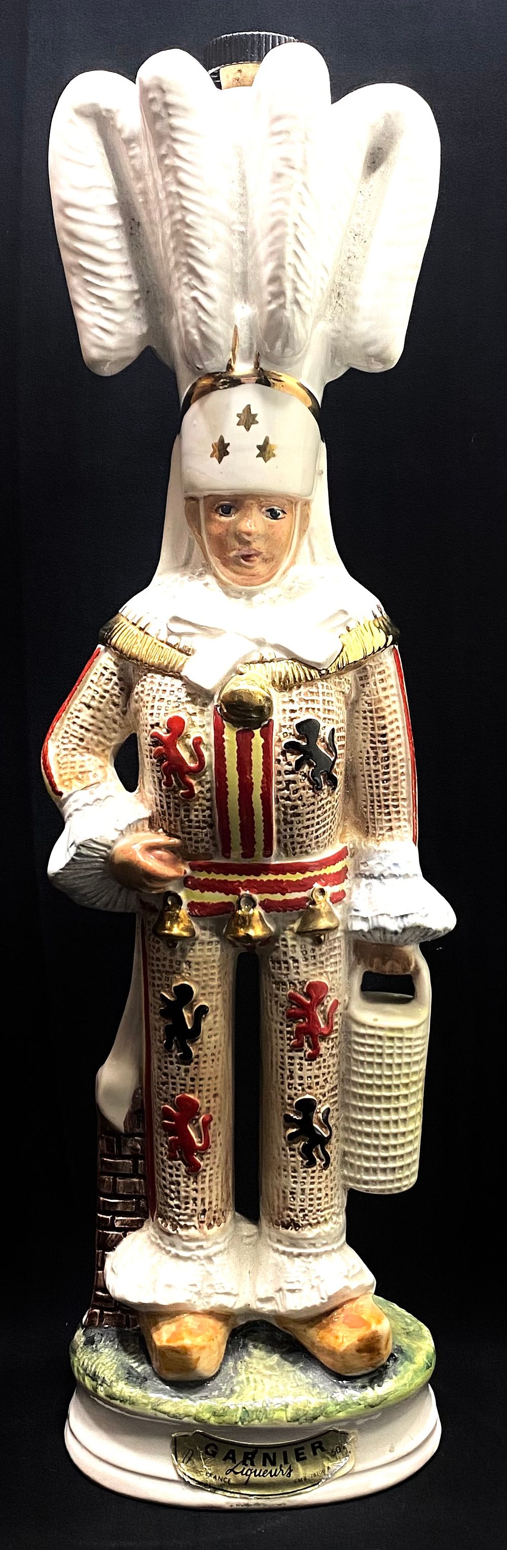 פריט נדיר משנות ה-60
דקנטר קרמיקה לליקר GARNUER מצרפת (רק) בצורת פיגורת חייל, חתום, מדבקת מקור 