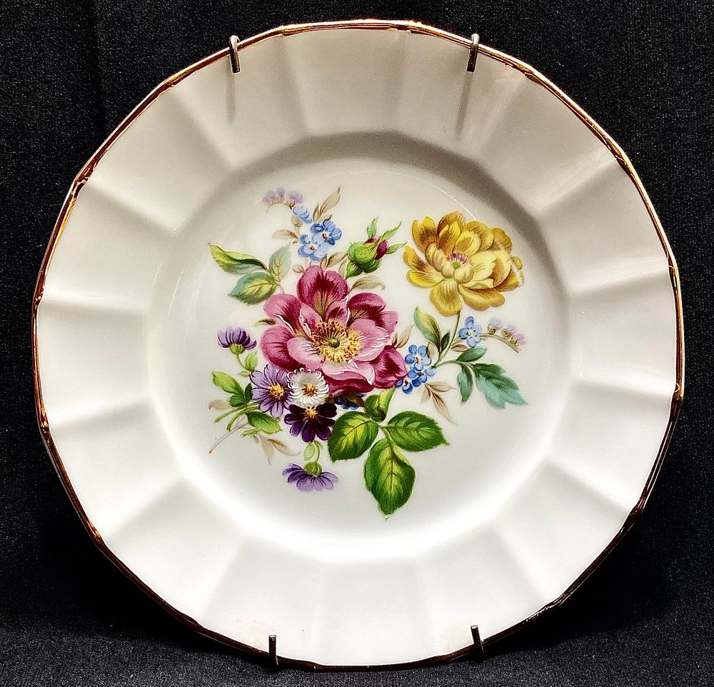 צלחת אספנות פורצלן תוצרת HUTSCHENREUTHER FINE GERMANY PORZELLAN חתומה, קוטר 16 ס"מ, ציור עבודת 