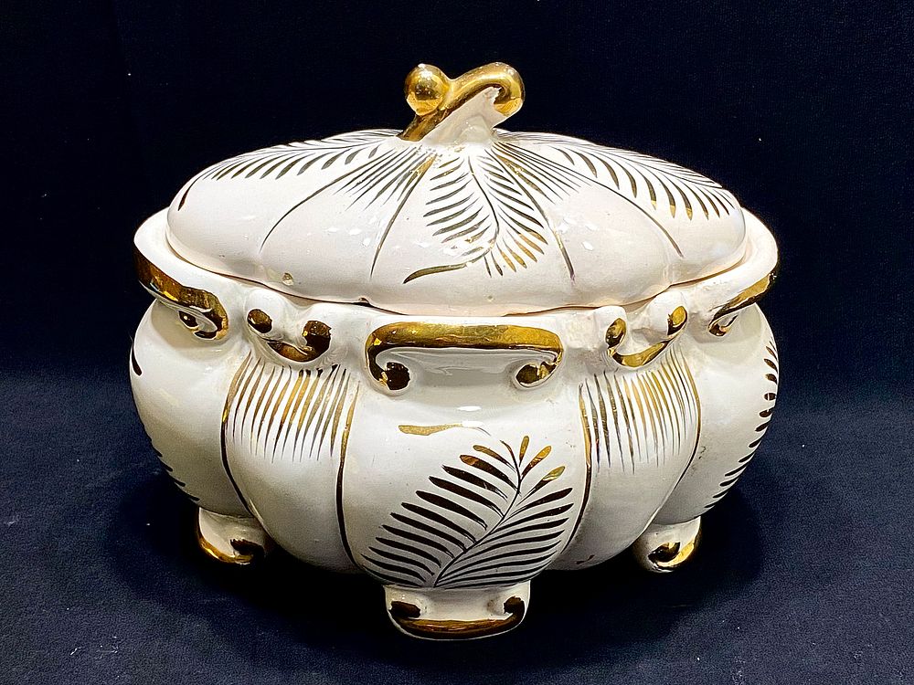 לאספני קרמיקה ישראלית
בונבוניירה אלגנטית וינטאג', יפה ונדירה, חתומה גם ע"י האומן, 16.5X11.5X16 ס"מ