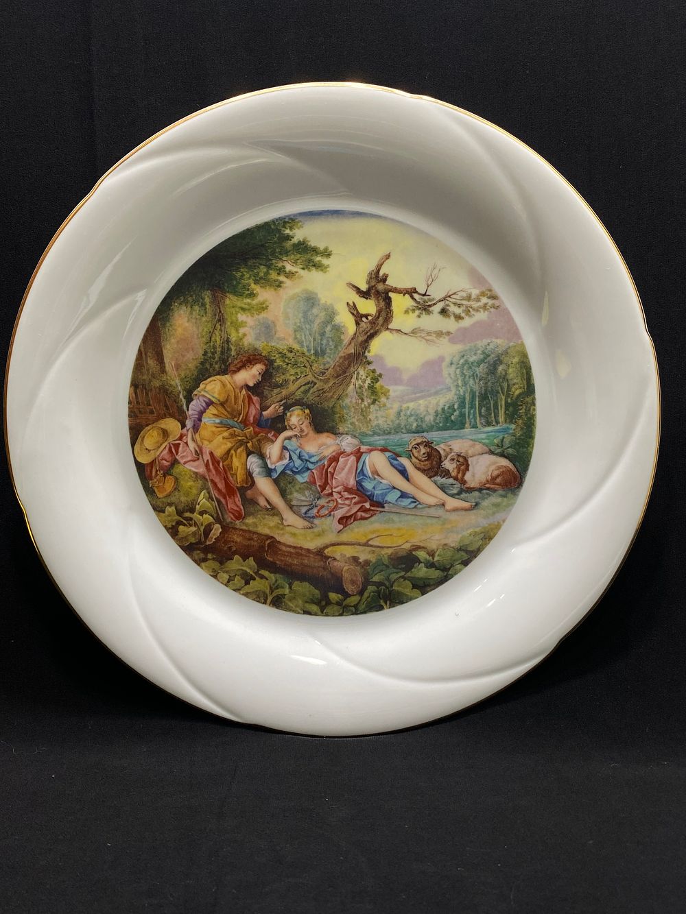 צלחת אספנות פורצלן, גדולת ממדים, וינטאג' אלגנטי ומרשים, הדפס בסגנון ויקטוריאני ונגיעות זהב 