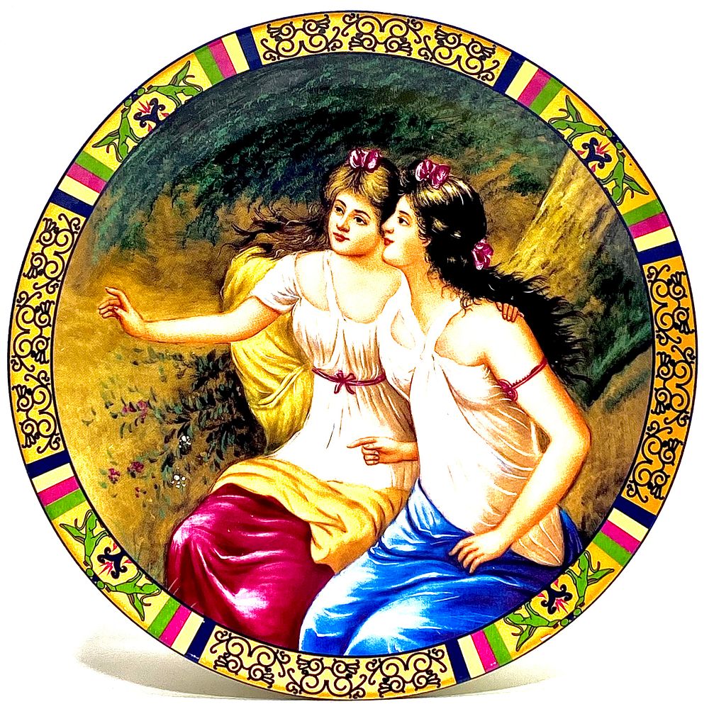 צלחת פורצלן וינטאג' עם הדפס בסגנון ויקטוריאני, קוטר 21 ס"מ, שילוב דקאלים וציור עבודת יד