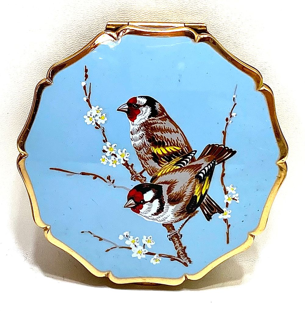 פודריית וינטאג' תוצרת STRATTON אנגליה, חתומה, PATENT 764125, אמייל עם ציור/הדפס על המכסה "צמד 