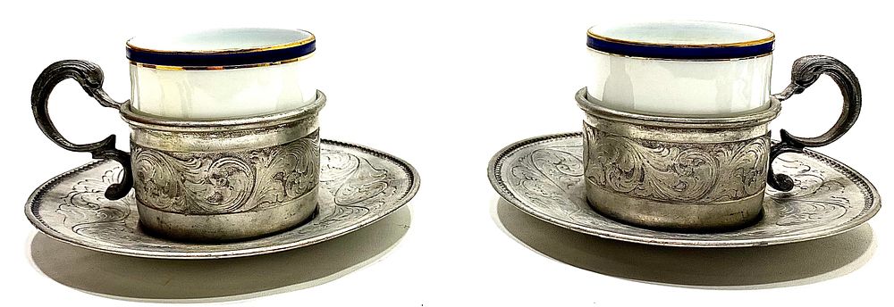 לאספני פריטים עתיקים נדירים:
צמד ספלי מוקה, פורצלן במחזיקי כוסות ותחתיות תואמות עשויים פיוטר 