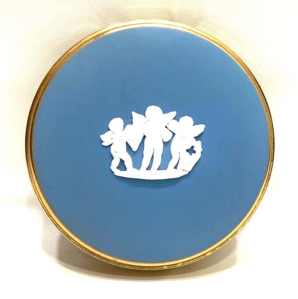 פודריית וינטאג' שנות ה-60-70, אנגליה, נחושת עם אמייל במרכז מכסה מדליון מלמין, מדבקת מקור, שמורה מאוד