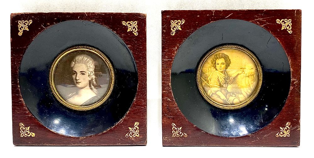 צמד מסגרות עץ בשילוב נחושת וזכוכית עם הדפסים בסגנון ויקטוריאני וינטאג' שנות ה-40, 8.5X8.5 ס"מ