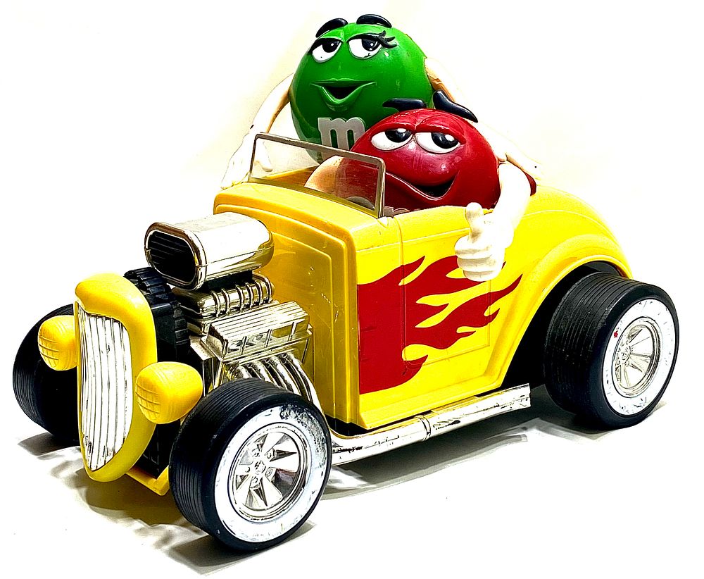 לאספני נושא M&MS
מתקן לסוכריות גדול ממדים 27X20X18.5, חתום