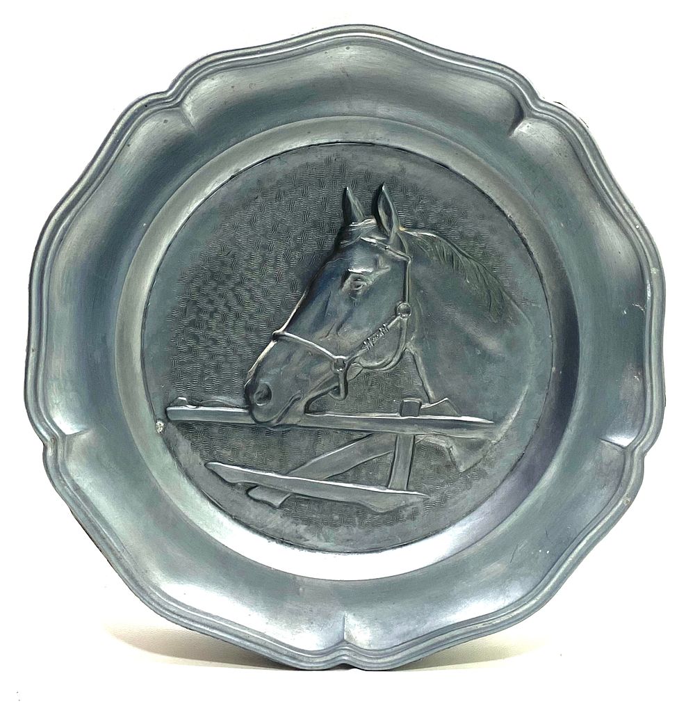 צלחת נוי מפיוטר עם עבודת בלט אלגנטית, קוטר 22 ס"מ, חתומה