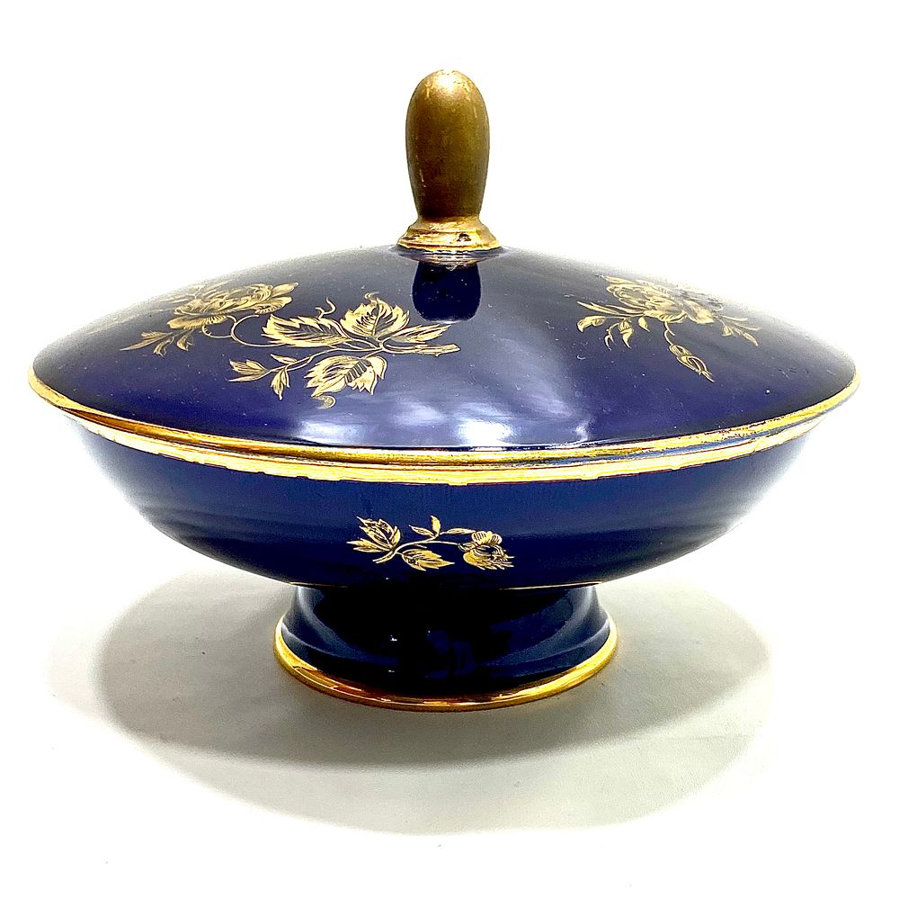 בונבוניירה פורצלן על רגלית
ROSENTHAL FINE GERMANY PORZELLAN
קובלט, ציור עבודת יד בזהב 24 קארט 