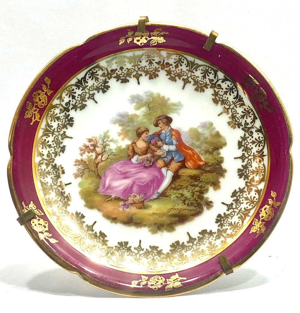 צלחת אספנות , פורצלן הדפס סצנה ויקטוריאנית ועיטורי זהב , תוצרת צרפת LIMOGES FRANCE PORCELAIN 