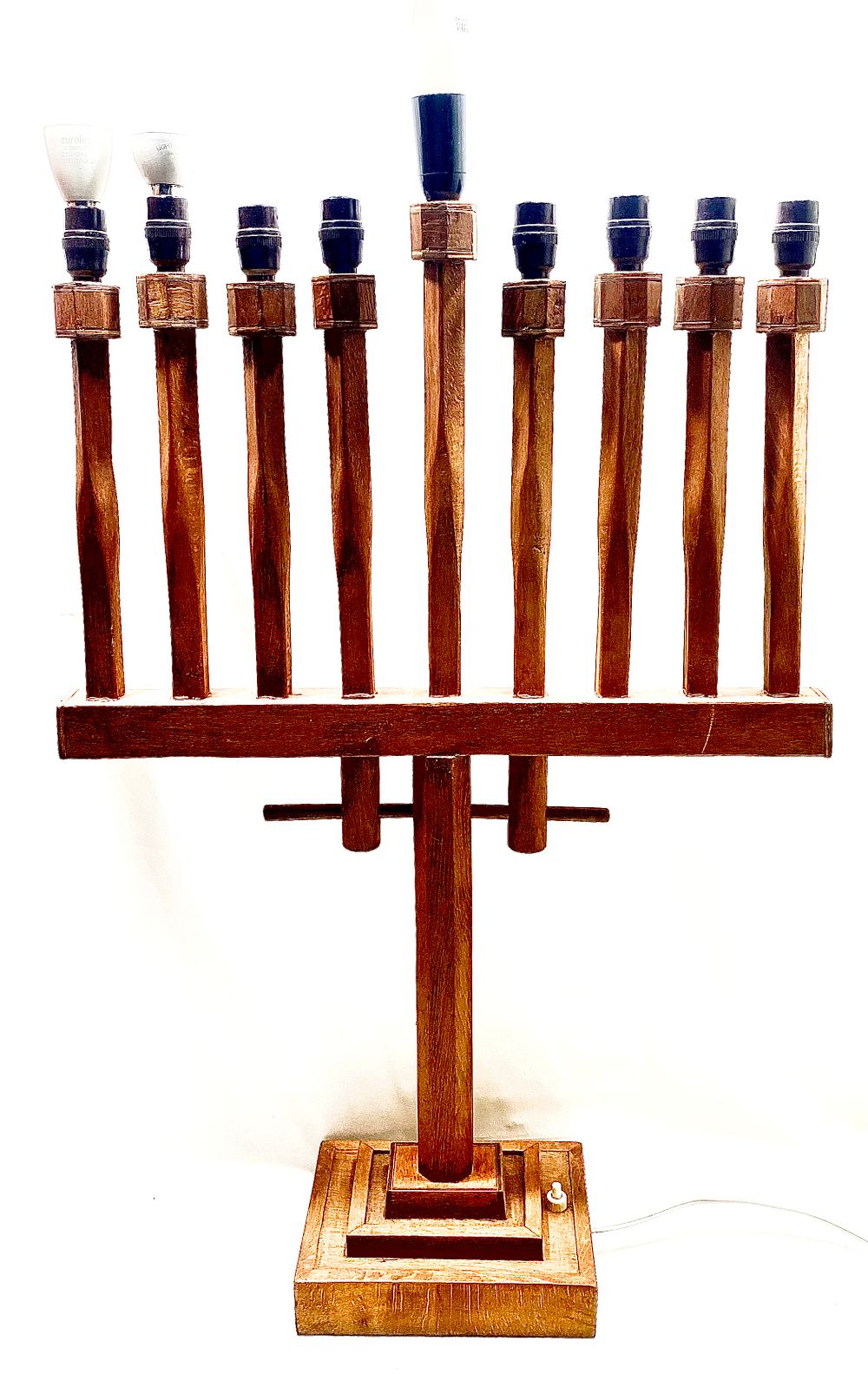 פריט אלגנטי ונדיר, 
מנורת חנוכה (חנוכיית בית הכנסת), עץ , במצב עבודה (חיווט הוחלף), 72X45X14 