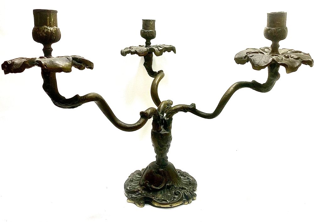 פמוט ברונזה תלת קני, ישן עד עתיק, מעוצב, עבודת בלט אלגנטית, גובה 26 ס"מ