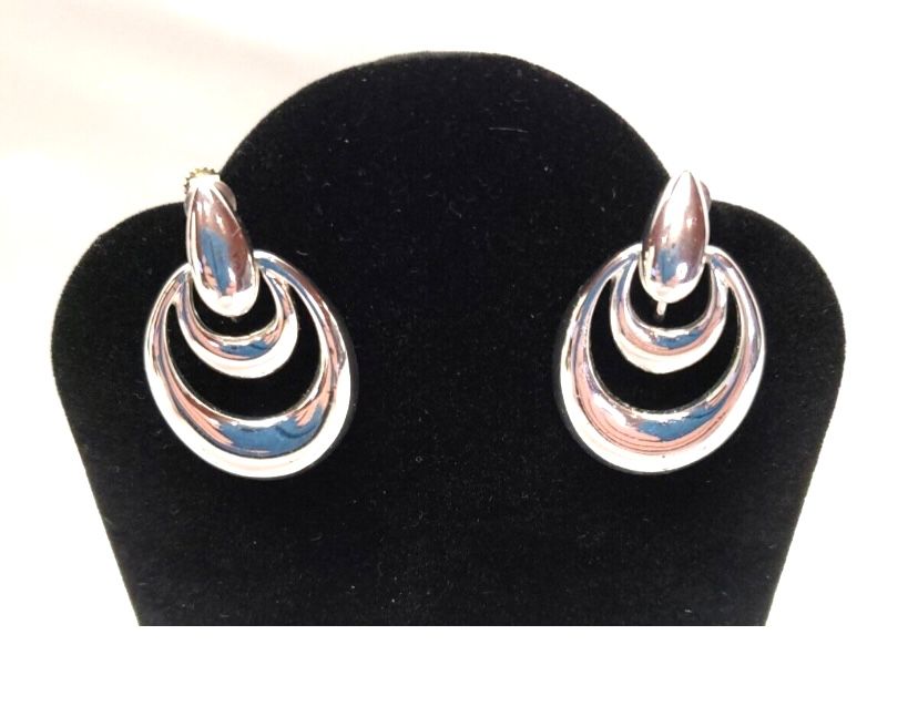 עגילי קליפס וינטאג' תוצרת NAPIER, חתום, אורך 4 ס"מ, שמורים