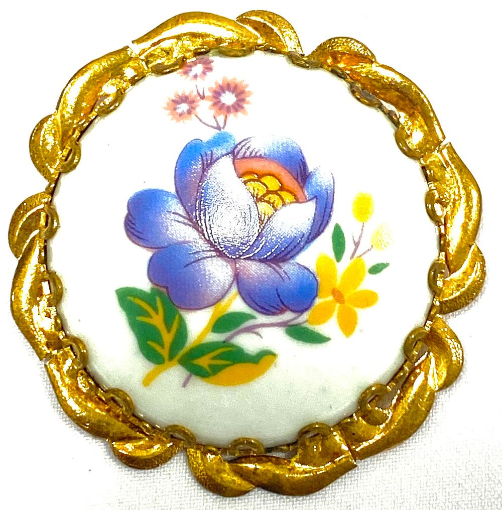 סיכת דש וינטאג' אירופאי, צרפת? ציור עבודת יד בשילוב דקאלים על פורצלן, מסגרת נחושת מוזהבת, קוטר 