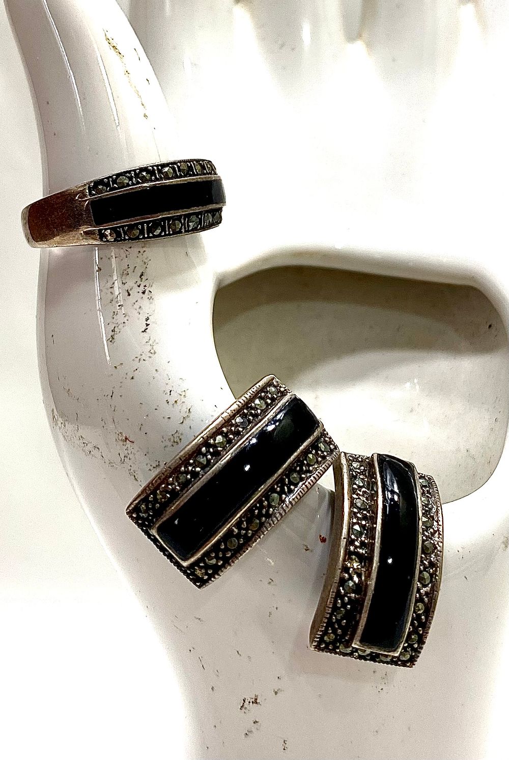 סט תכשיטי כסף 925 בשיבוץ אבני חן, חתום
טבעת - מידה 7
עגילי קליפס - 2X1 ס"מ