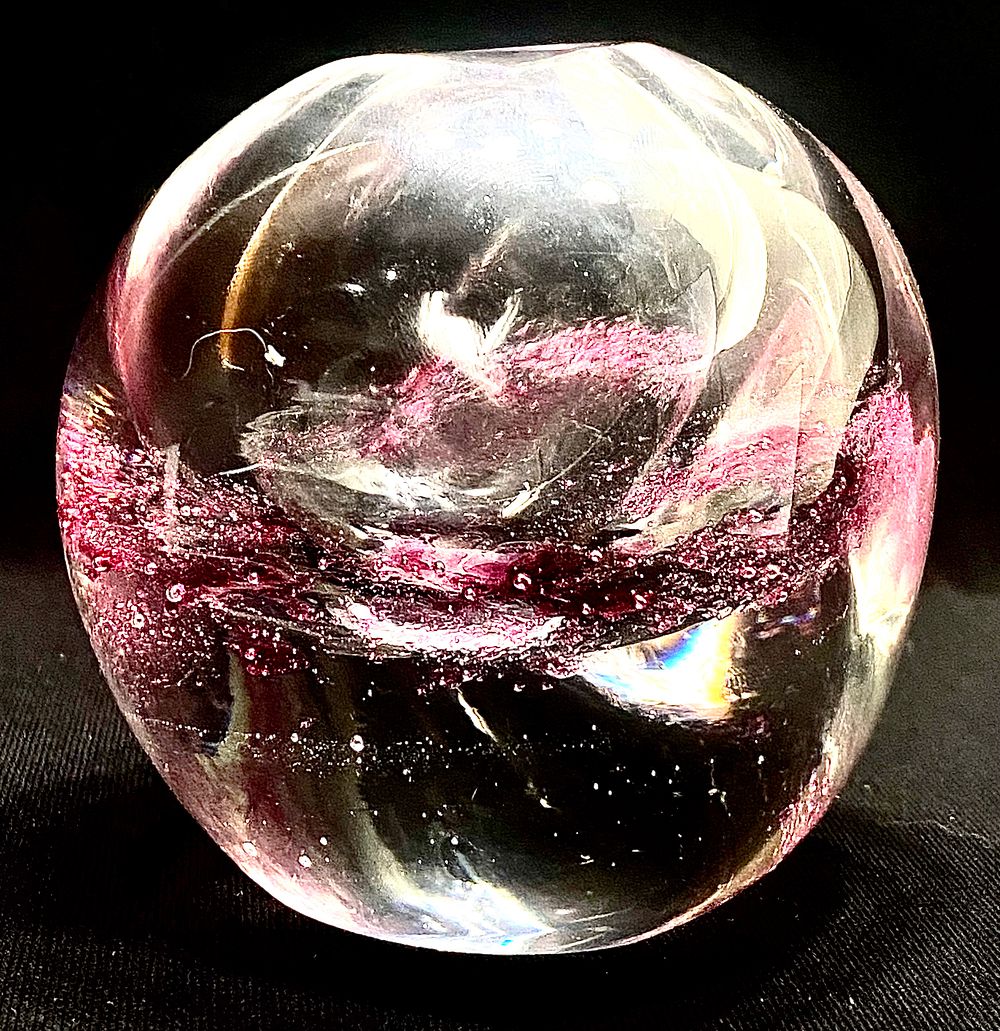 אגרטל /משקולת נייר משולבת מעמד לכלי כתיבה
זכוכית אומנותית עם אפקט ספירלה , ניפוח עבודת אומן 