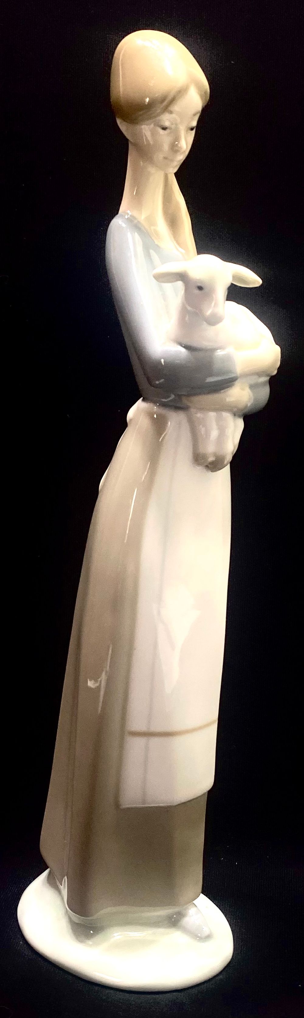 LLADRO FINE SPAIN PORCELAIN
פסל פורצלן, חתום וממוספר, 1969-1991, גובה 27 ס"מ