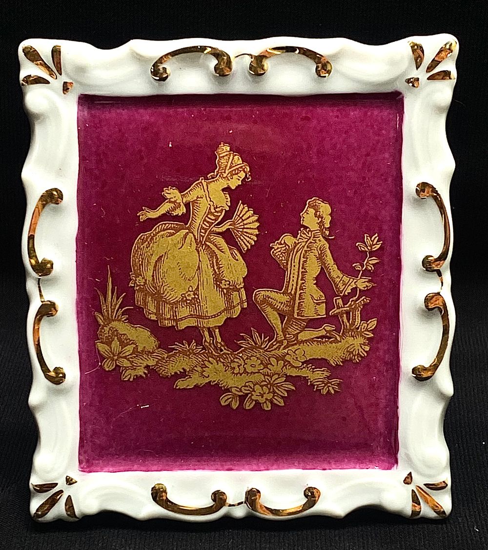 פריט נוי פורצלן שולחני תוצרת LIMOGES FRANCE 
וינטאג' אלגנטי מצרפת, חתום, 7X8 ס"מ