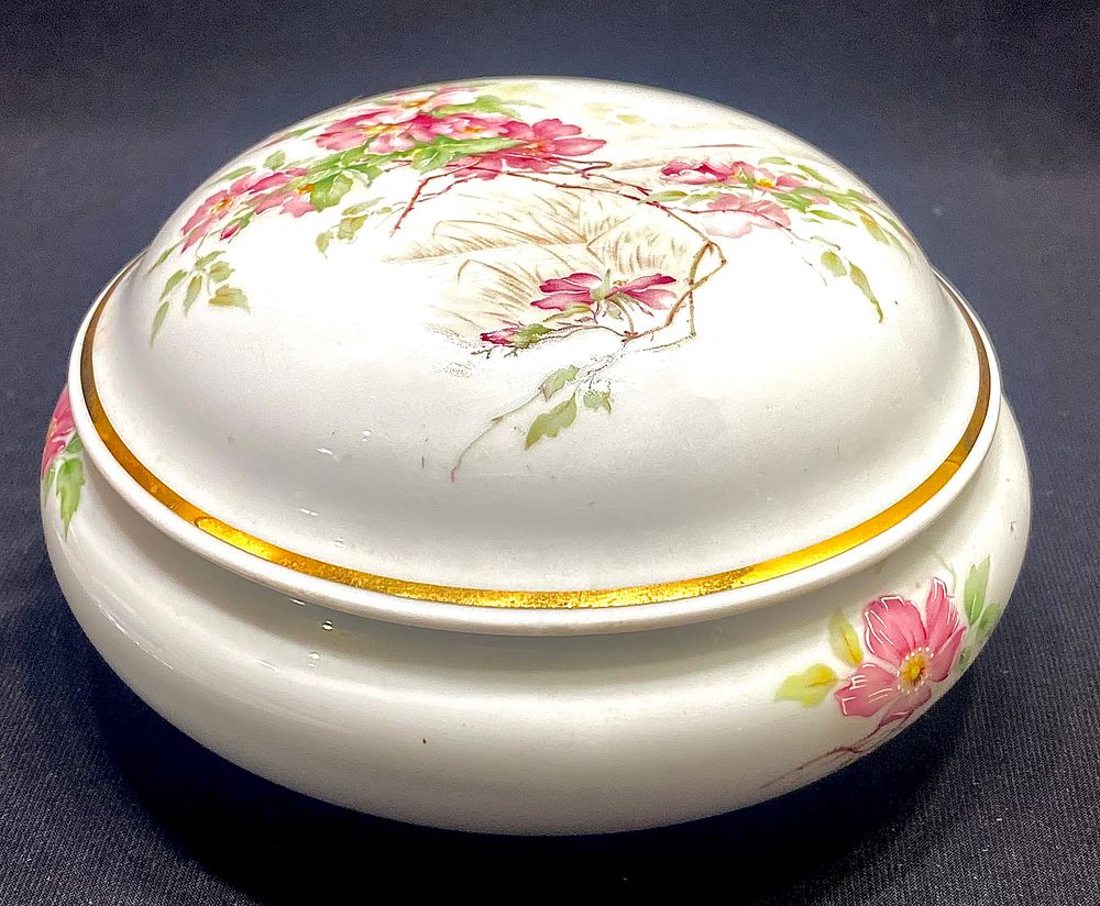 קופסת תכשיטים/בונבוניירה פורצלן וינטאג' תוצרת LIMOGES FINE FRANCE PORCELAINE מהדורה מוגבלת 