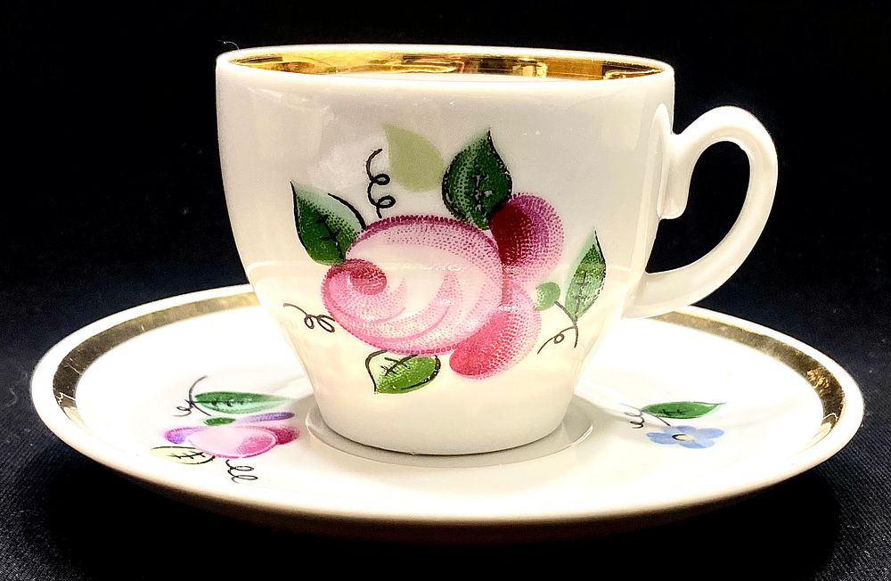 ספל ותחתית למוקה תוצרת KRASNIY FARFORISTE CHUDOVO FINE USSR PORCELAINE , 
1967-1971