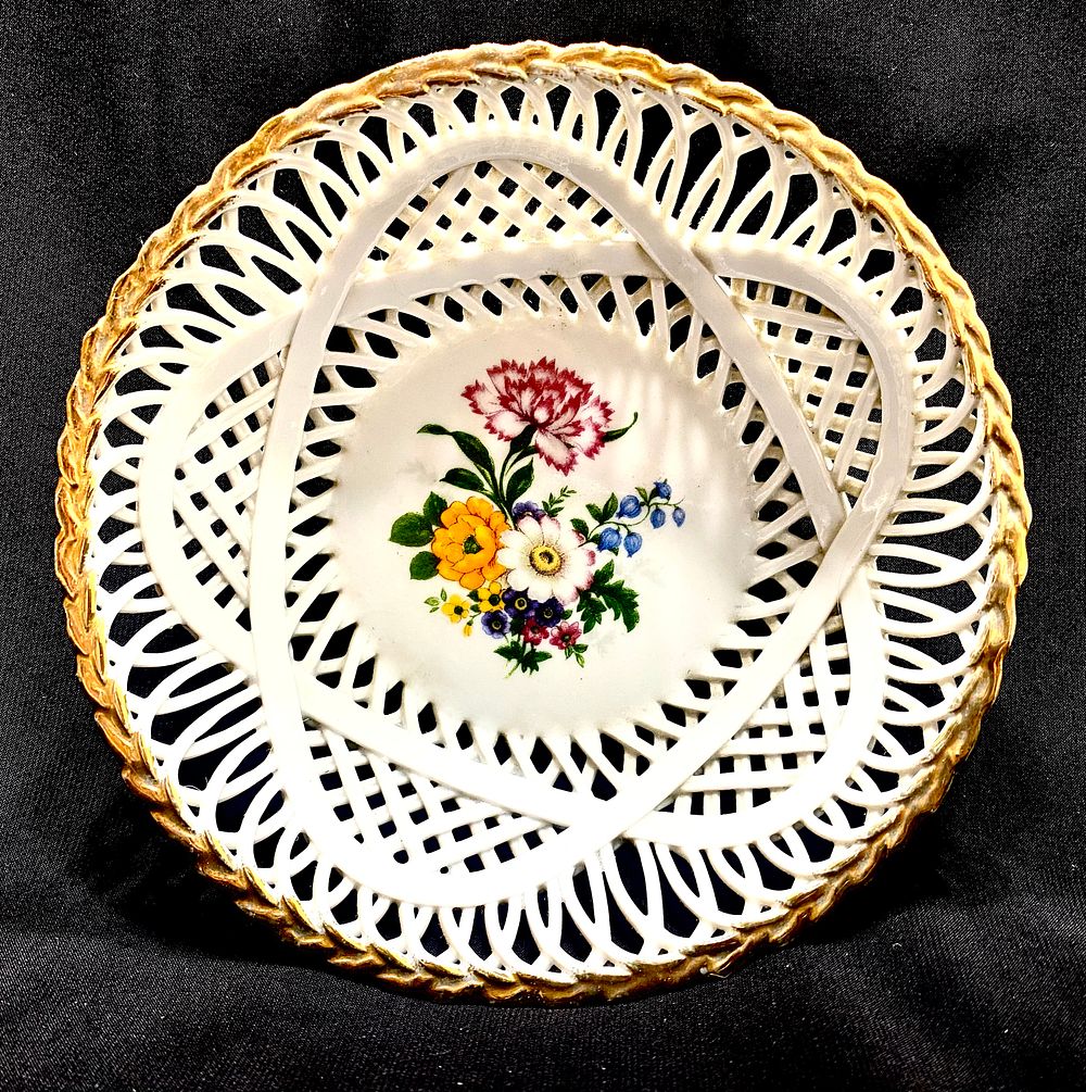 קערת פורצלן וינטאג' בשיטה "ספגטי פורצלן" , דקאלים ונגיעות זהב, תוצרת CLUJ HAPOCA FINE ROMANIA 