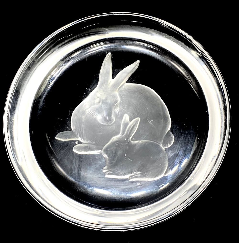 צלחת אומנות /תבליט קריסטל עם עבודת אינטליה , תוצרת HOYA CRYSTAL TOKYO, קוטר 13.5 ס"מ, עומק 2 ס"מ