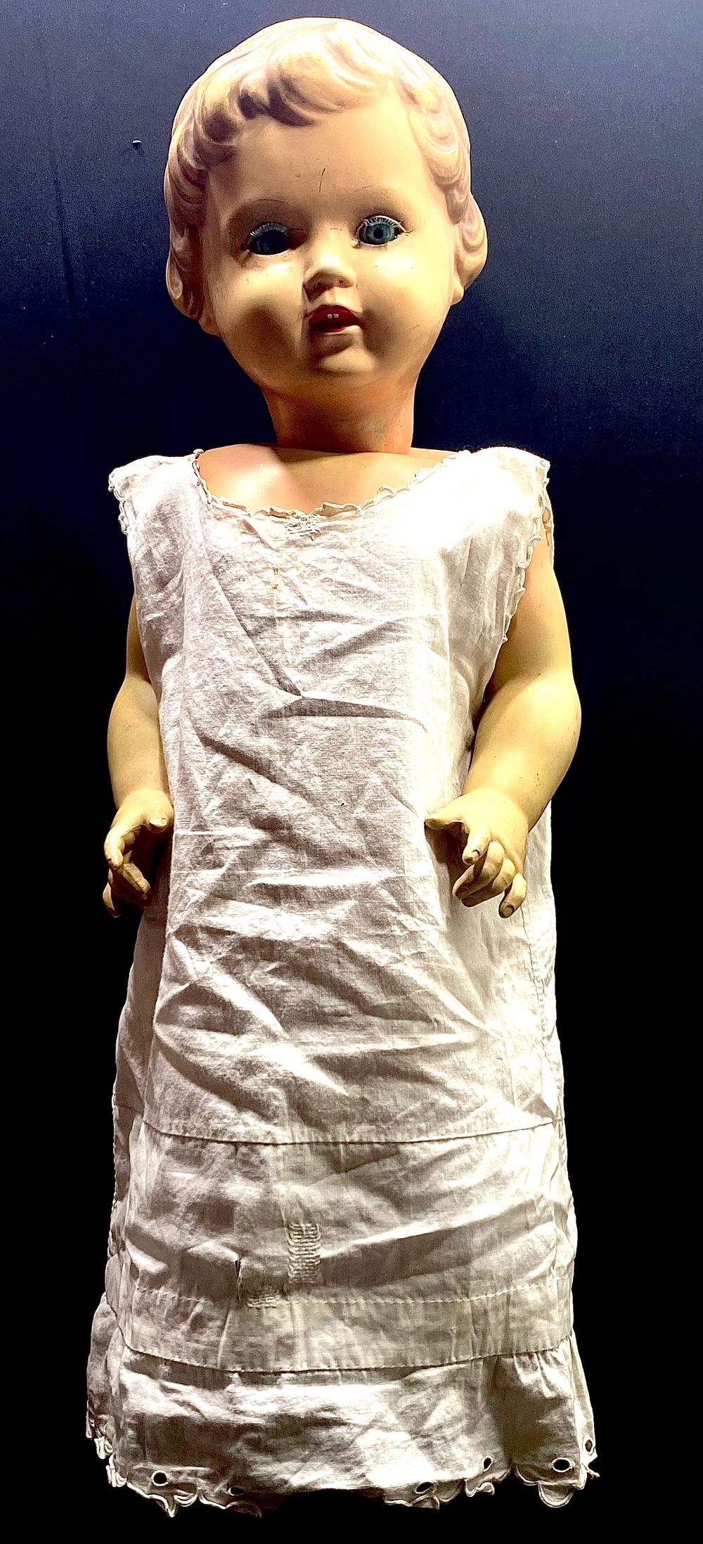 בובת צלולואיד נדירה , ישנה עד עתיקה, תוצרת SCHILDAKROT, חתומה וממוספרת, לבושה כותונת בטיסט 