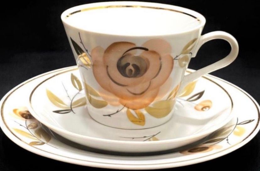 טריו - ספל תה תחתית וצלחת קינוח 
PROLITARIY FINE BONE USSR PORCELAINE
ציור עבודת יד אומן B. 