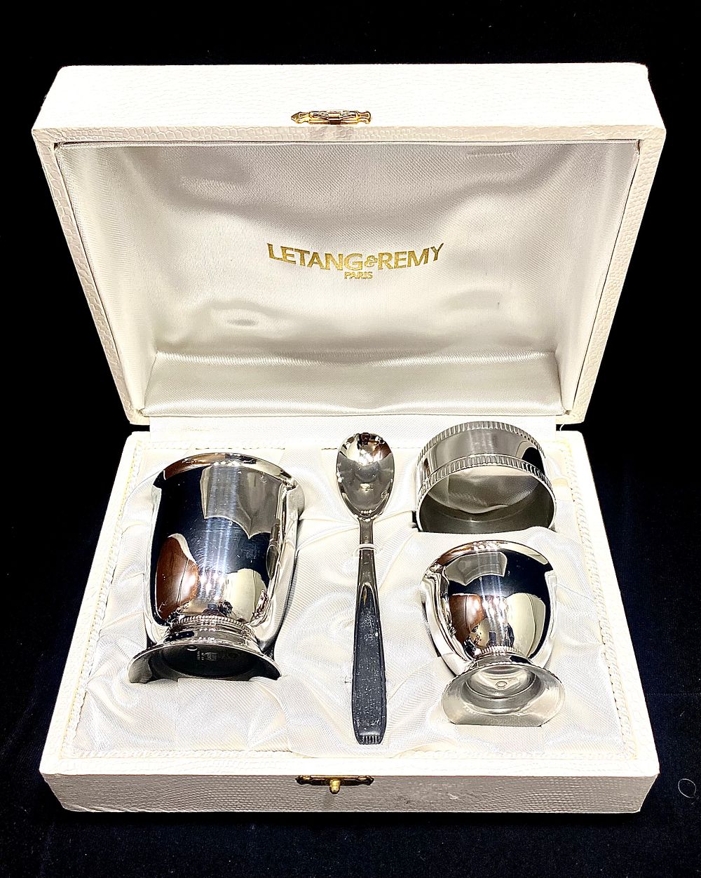 מערכת להגשת ארוחת בוקר כוללת: מעמד לביצה, טבעת מפית, כפית, וכוס/גביע לשתייה, תוצרת LETANG & 