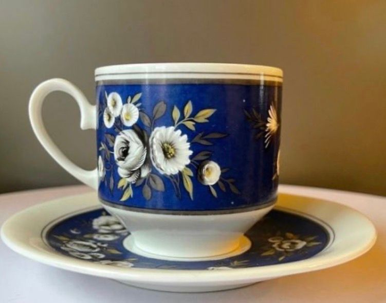 VINTERLING FINE GERMANY PORZELLAN
ספל ותחתית למוקה, פורצלן וינטאג', חתום, ציור עבודת יד